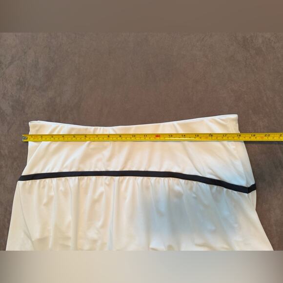 Wilson white and Black Tennis/Golf/Athletic Skirt/Skort - Picture 3 of 7